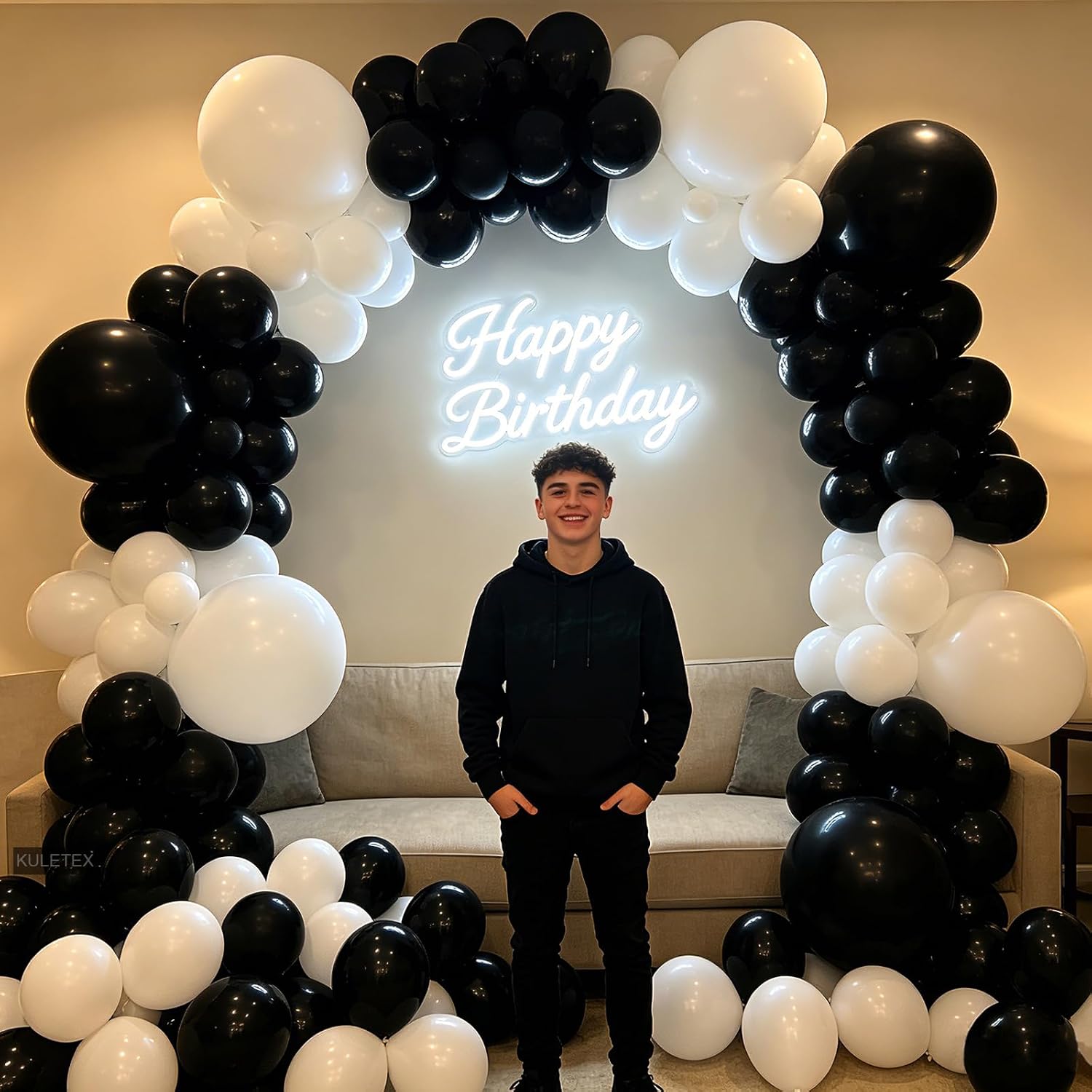 136 Adet Siyah ve Beyaz Lateks - Event Launch Party incelemesi ve fiyatı